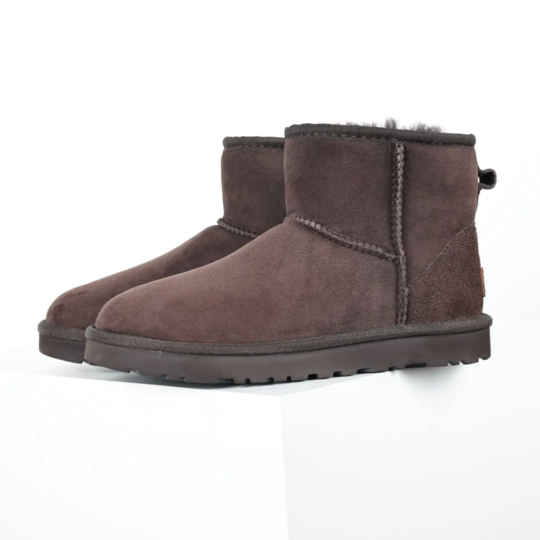 Pick up locally 💰520, core recommendation, good price, UGG Classic Mini mid-tube series, Xiaohongshu hot model, Henan Longfeng leather production, sheepskin and wool integration, top quality in the market, 2-3 cm cashmere insole, keeping warm in winter, suitable for home use. In the new year, uug launched a style series, which is partially biased towards the preferences of young consumers, and has also been at the forefront of fashion trends. Shoe body material, water-repellent coated suede upper 17mm UGGPURE™ implanted wool insole Lightweight non-slip comfortable rubber outsole With brand LOGO Trademark Comes with full packaging Size: 35 36 37 38 39 40